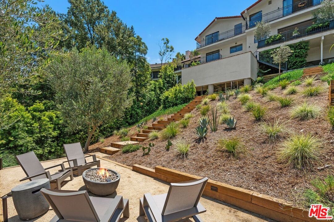 2528 Carman Crest Dr
