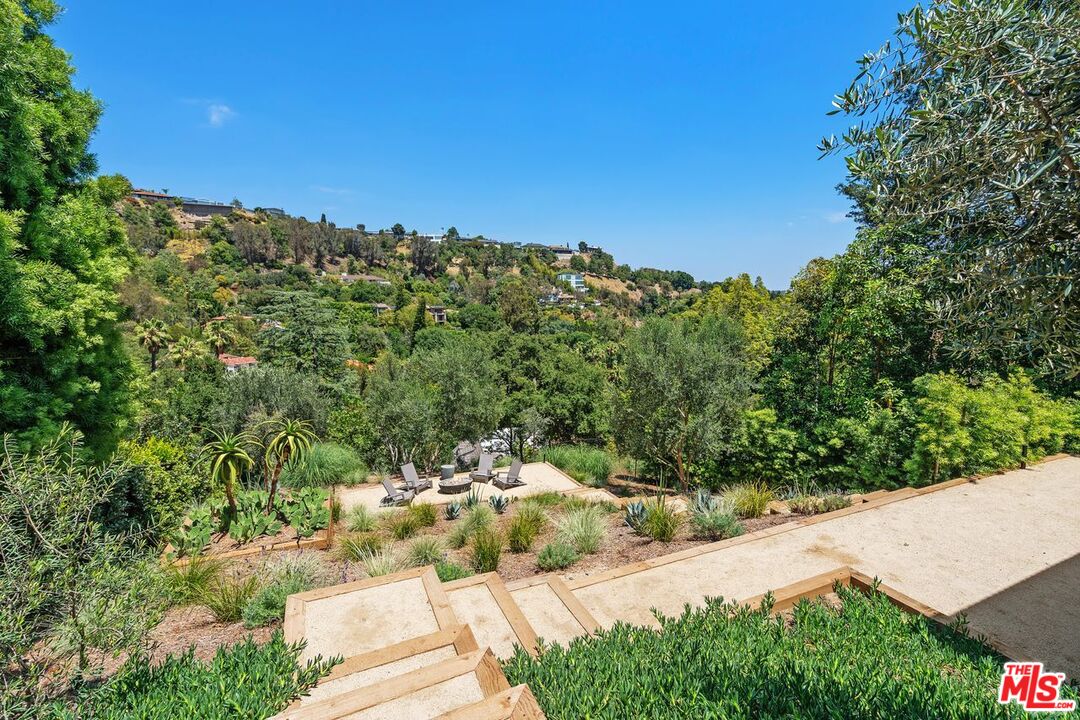2528 Carman Crest Dr