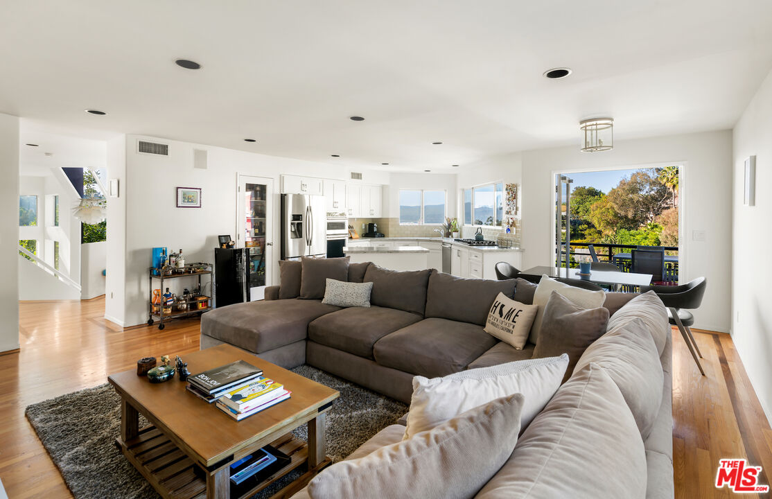 7265 Caverna Dr