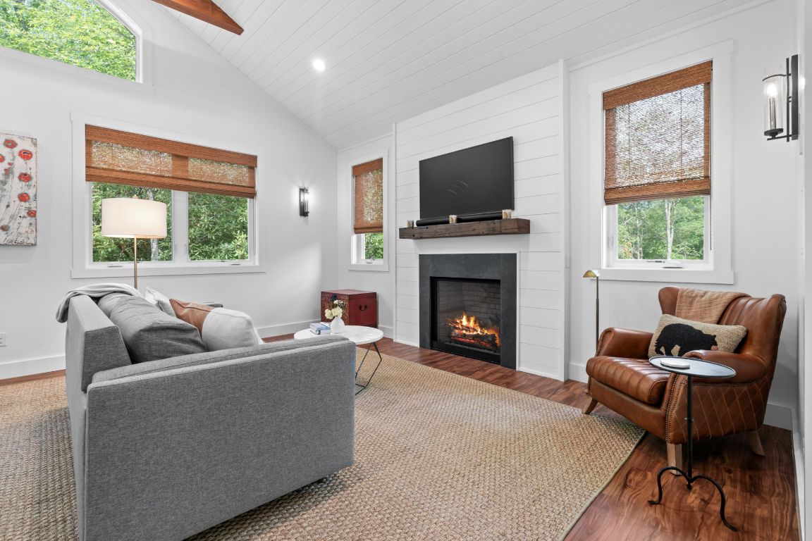 891 Crescent Trail