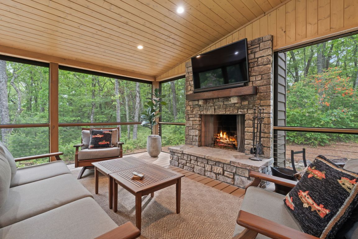 891 Crescent Trail