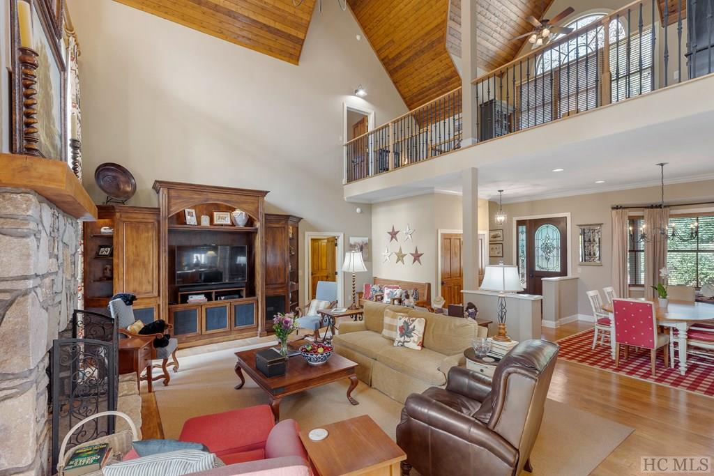 17 Lake Court