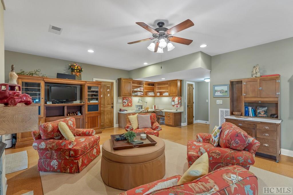 17 Lake Court