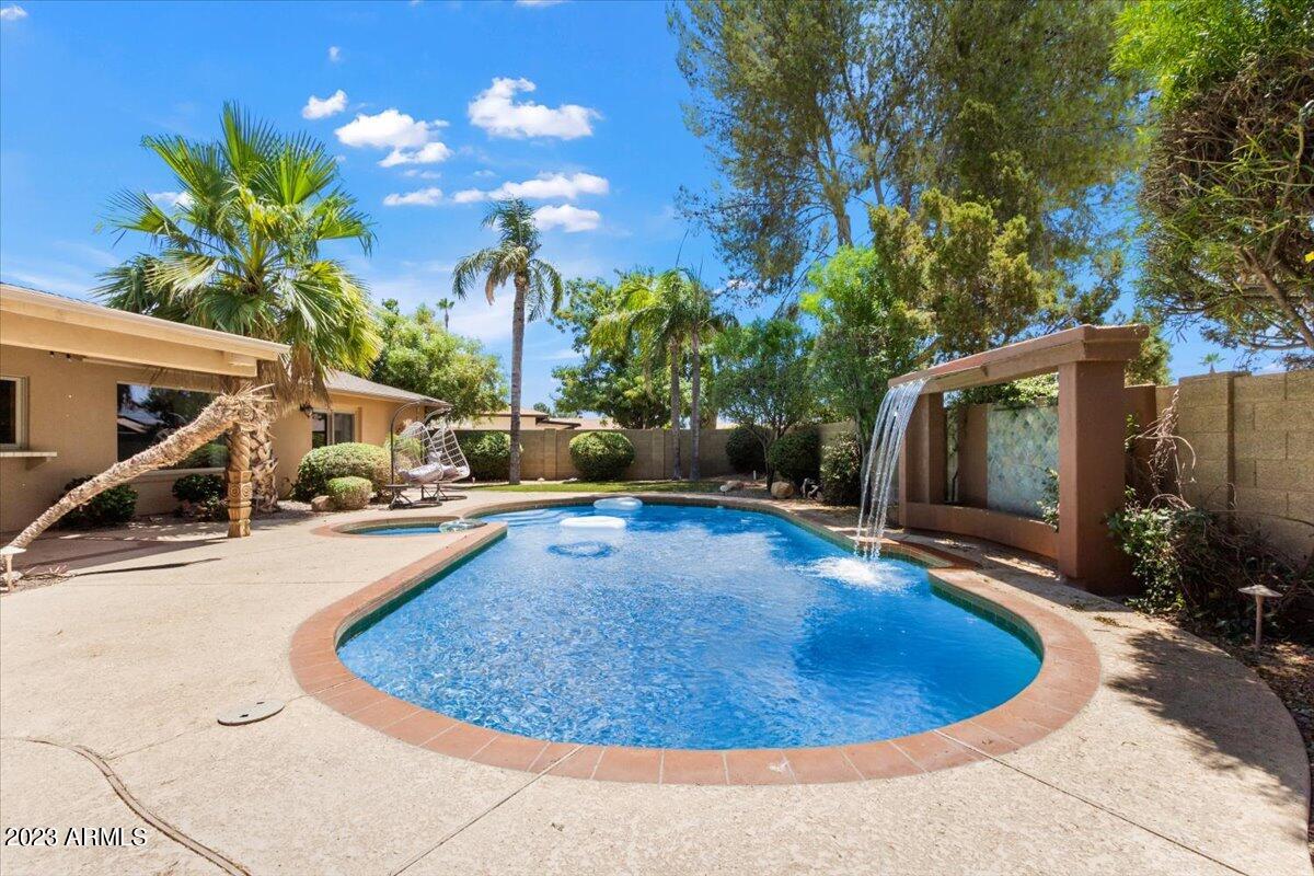 5909 E MARILYN Road