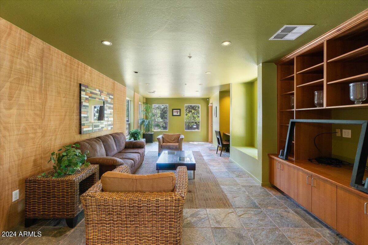 1185 W UNIVERSITY Avenue, 148