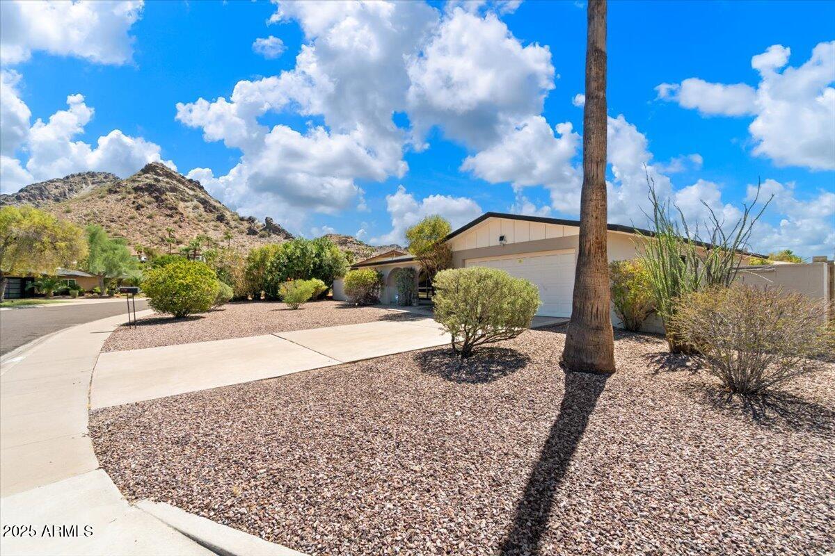 2231 E LINCOLN Circle