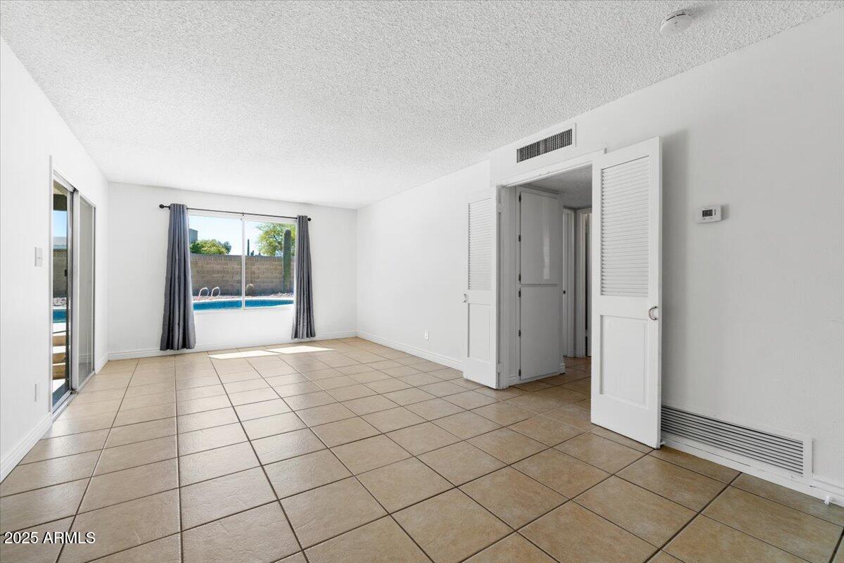 2231 E LINCOLN Circle