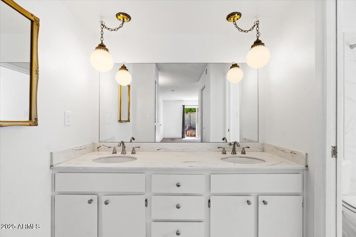 2231 E LINCOLN Circle