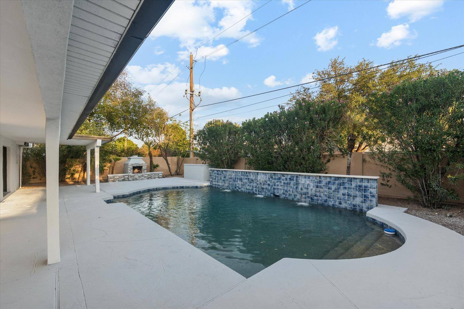 8525 E Clarendon Avenue