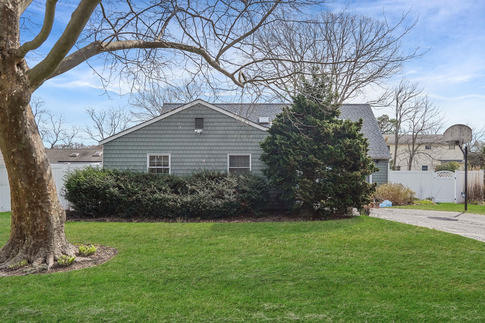 575 Bayport Avenue