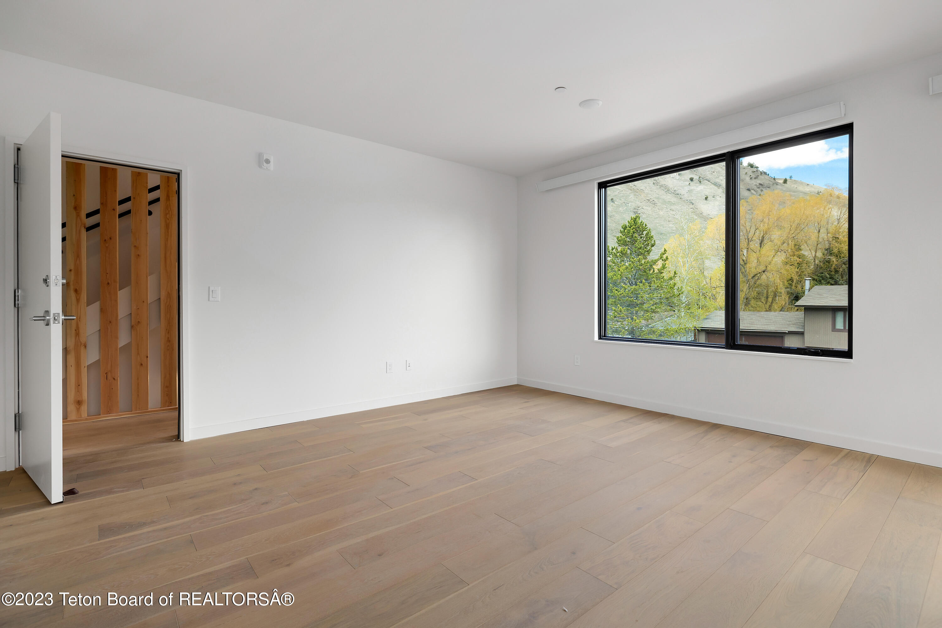 440 W KELLY Avenue, 2