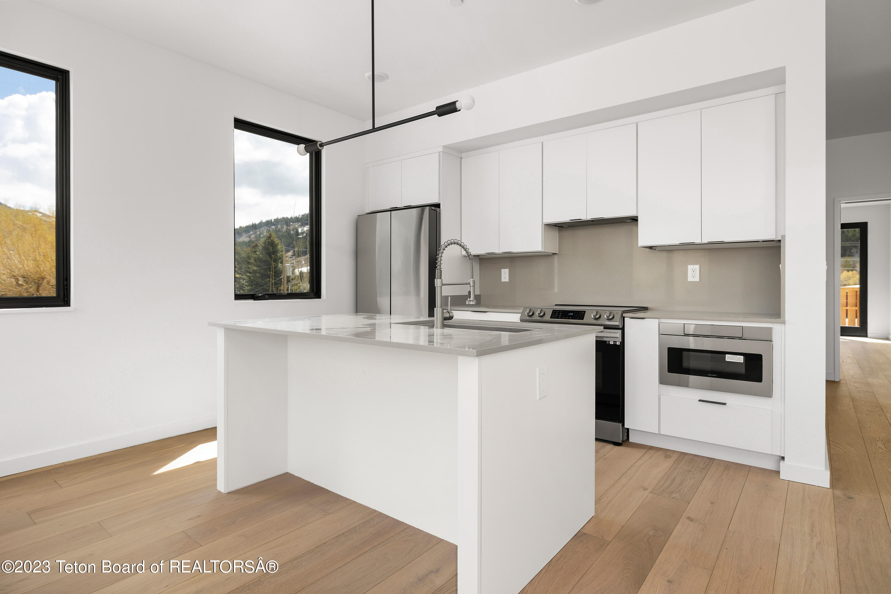 440 W KELLY Avenue, 2