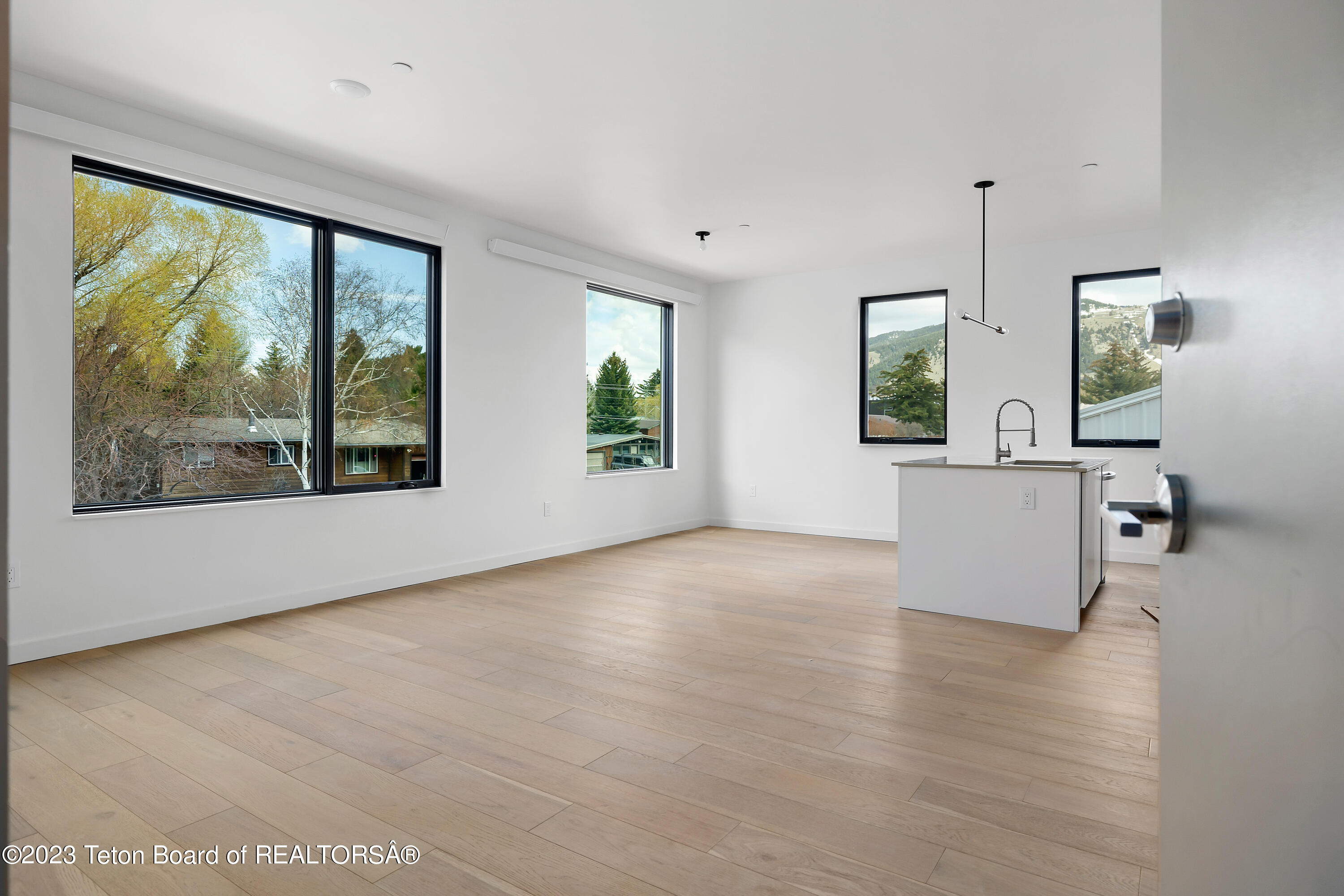 440 W KELLY Avenue, 2