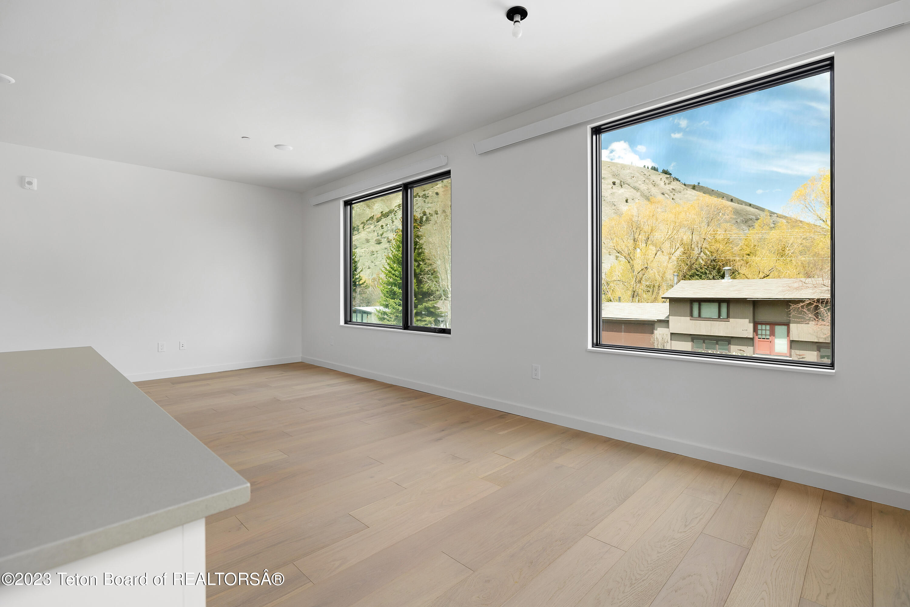 440 W KELLY Avenue, 2