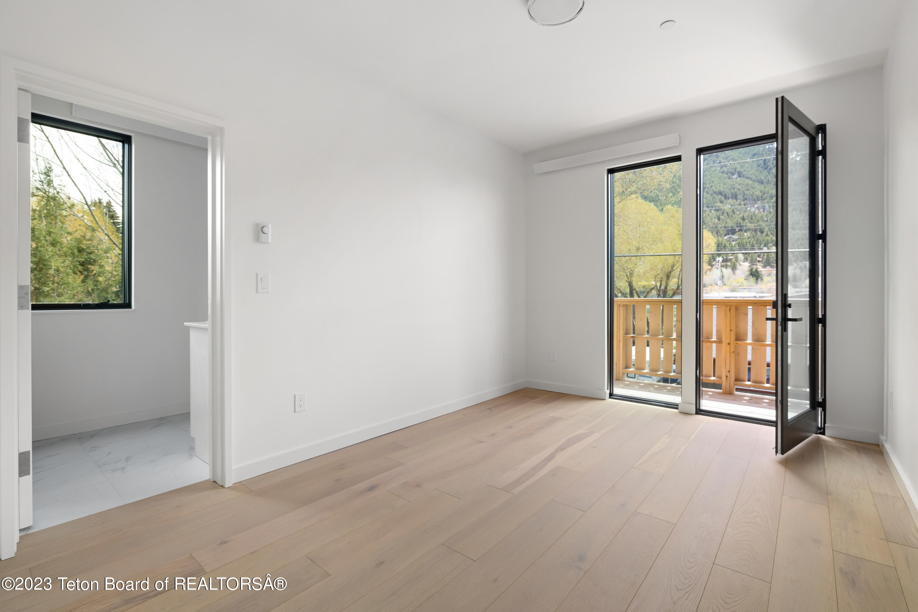 440 W KELLY Avenue, 2