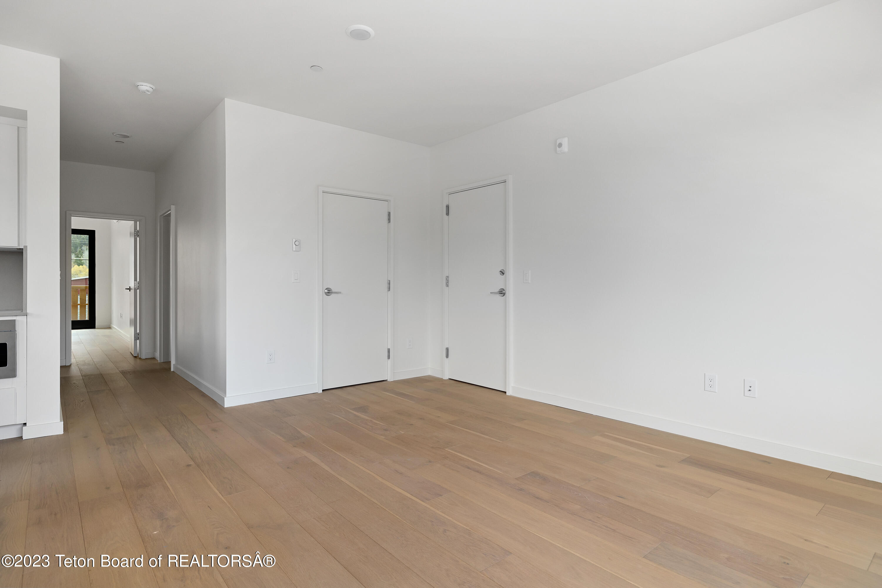 440 W KELLY Avenue, 2