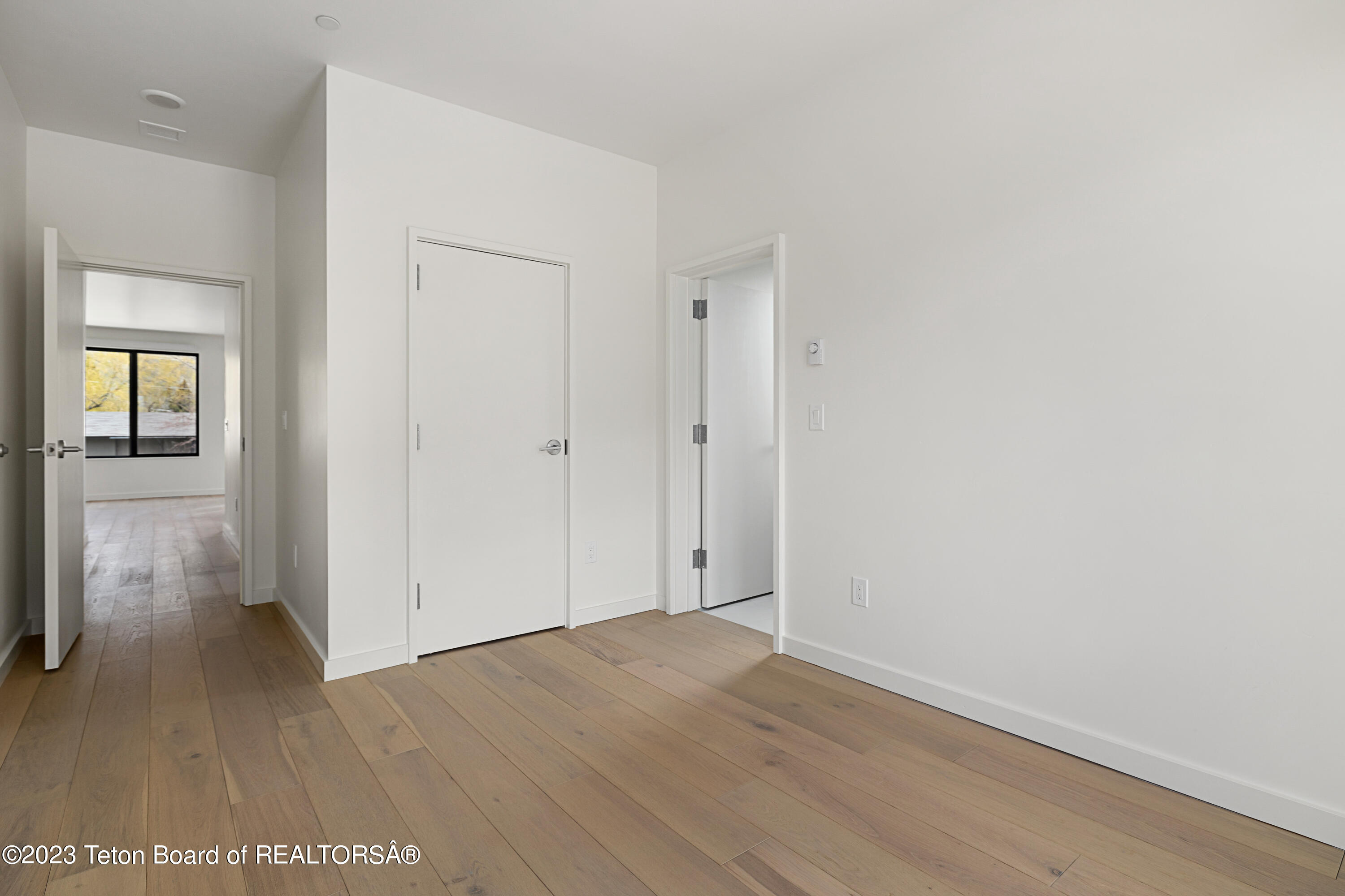 440 W KELLY Avenue, 2