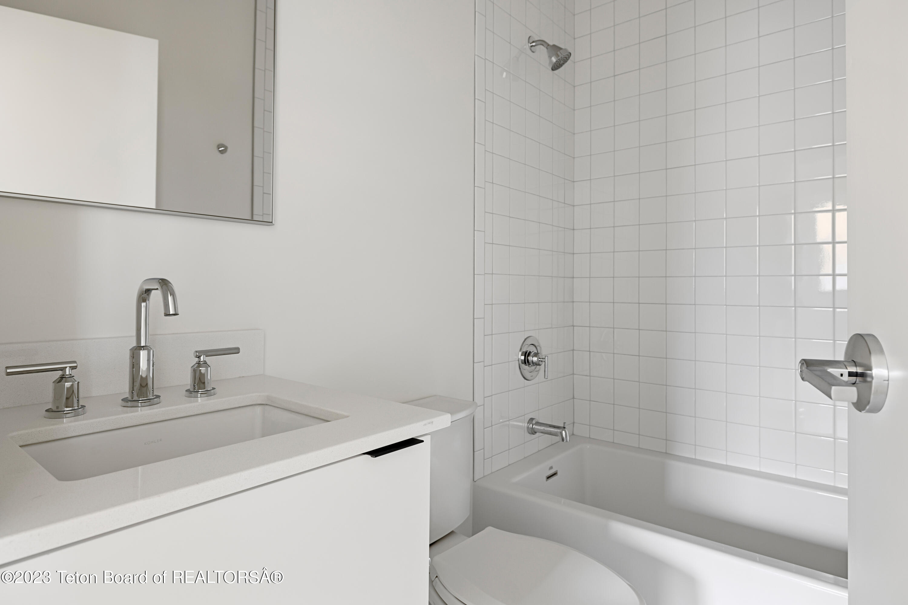 440 W KELLY Avenue, 2