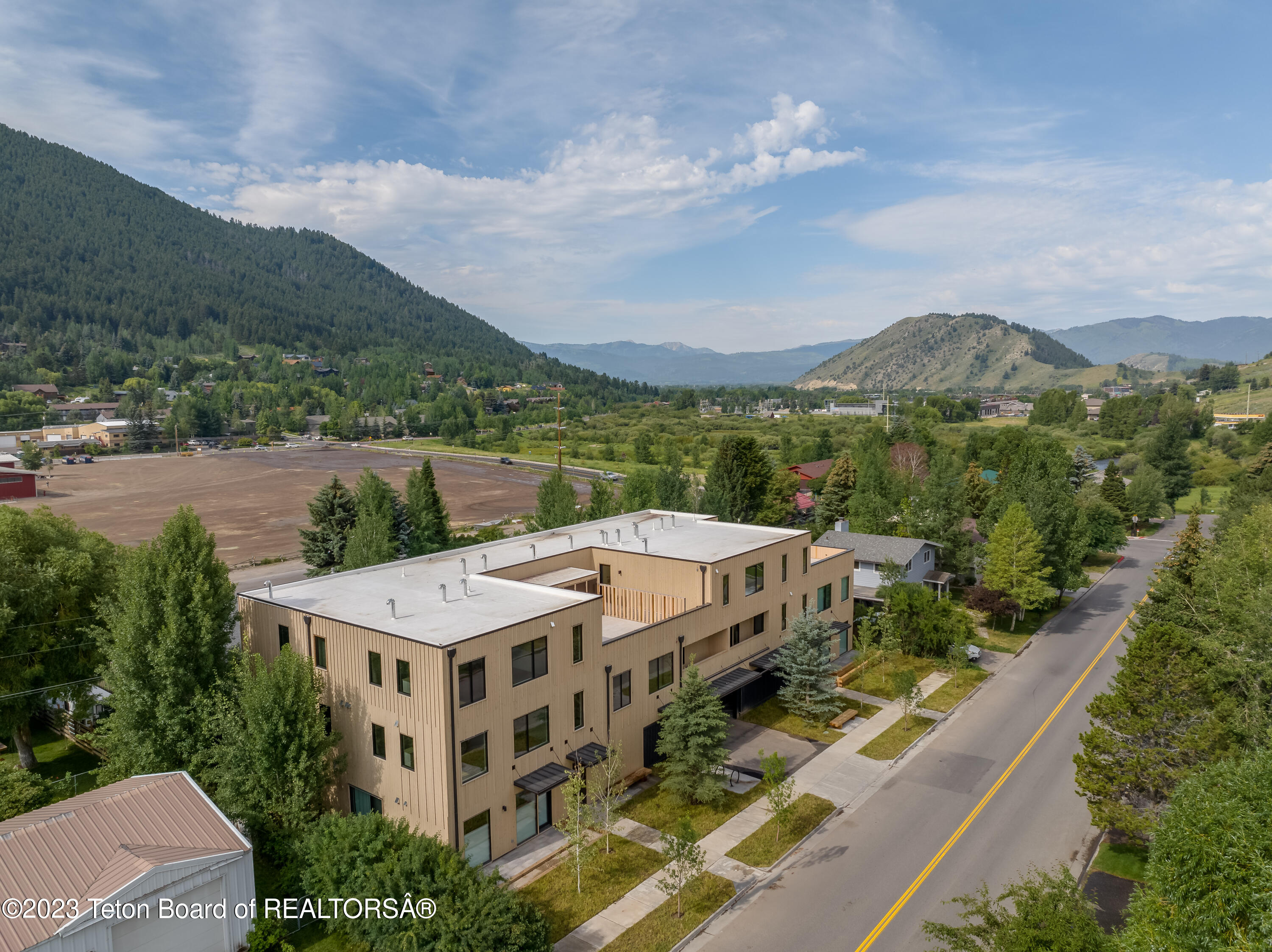 440 W KELLY Avenue, 2