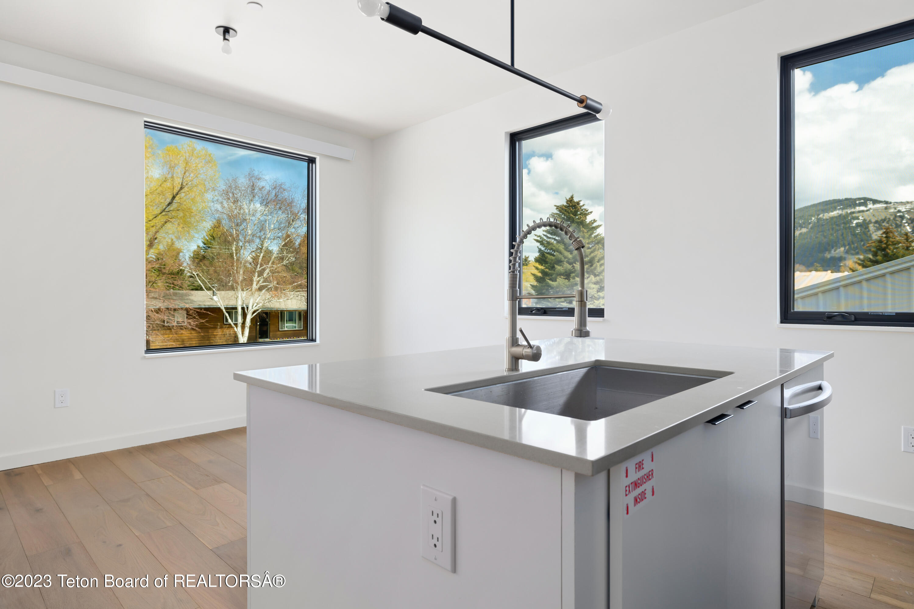 440 W KELLY Avenue, 2