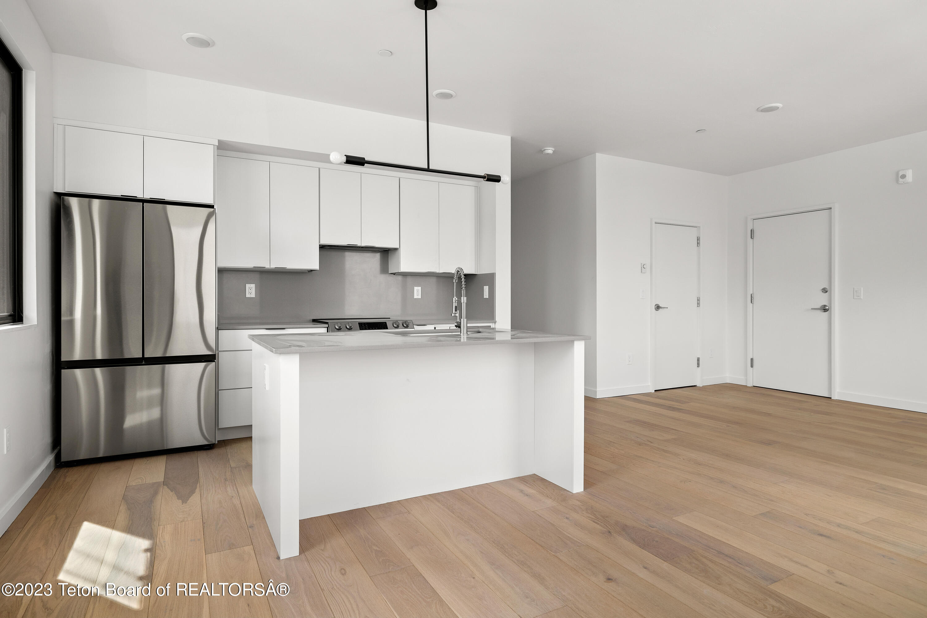 440 W KELLY Avenue, 2