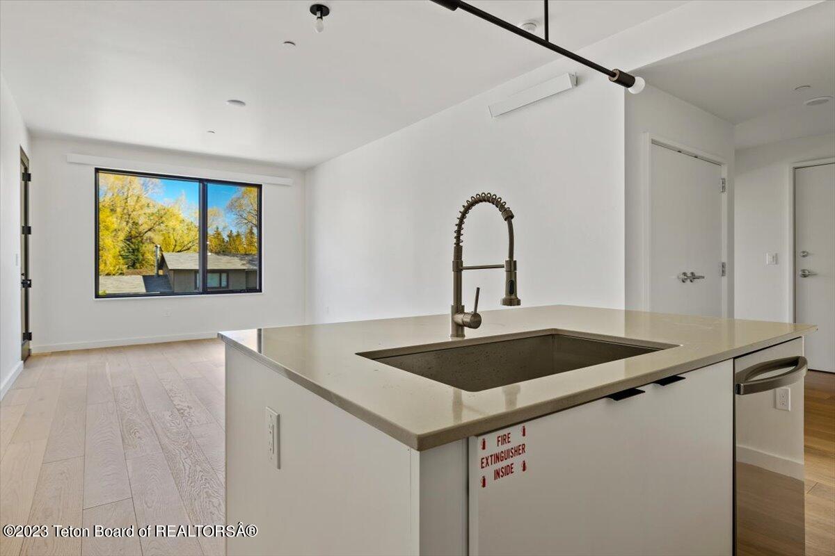 440 W KELLY Avenue, 4