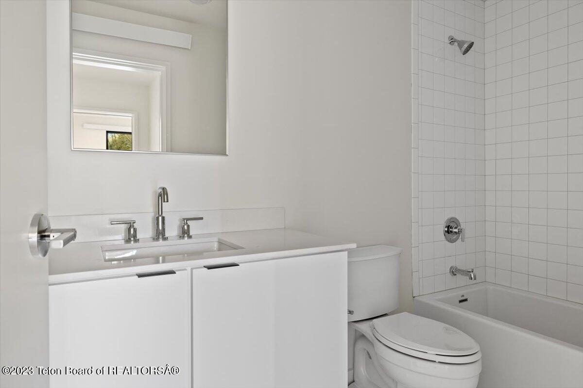 440 W KELLY Avenue, 4