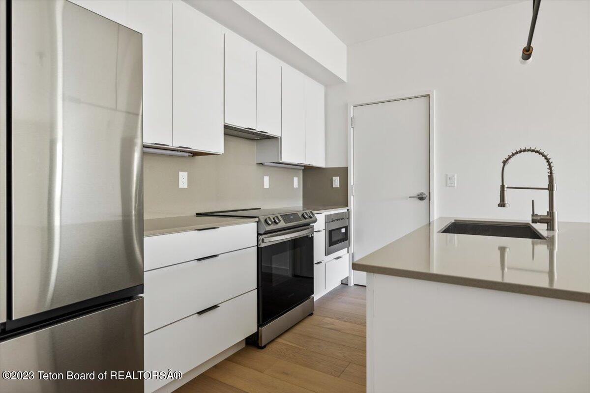 440 W KELLY Avenue, 4