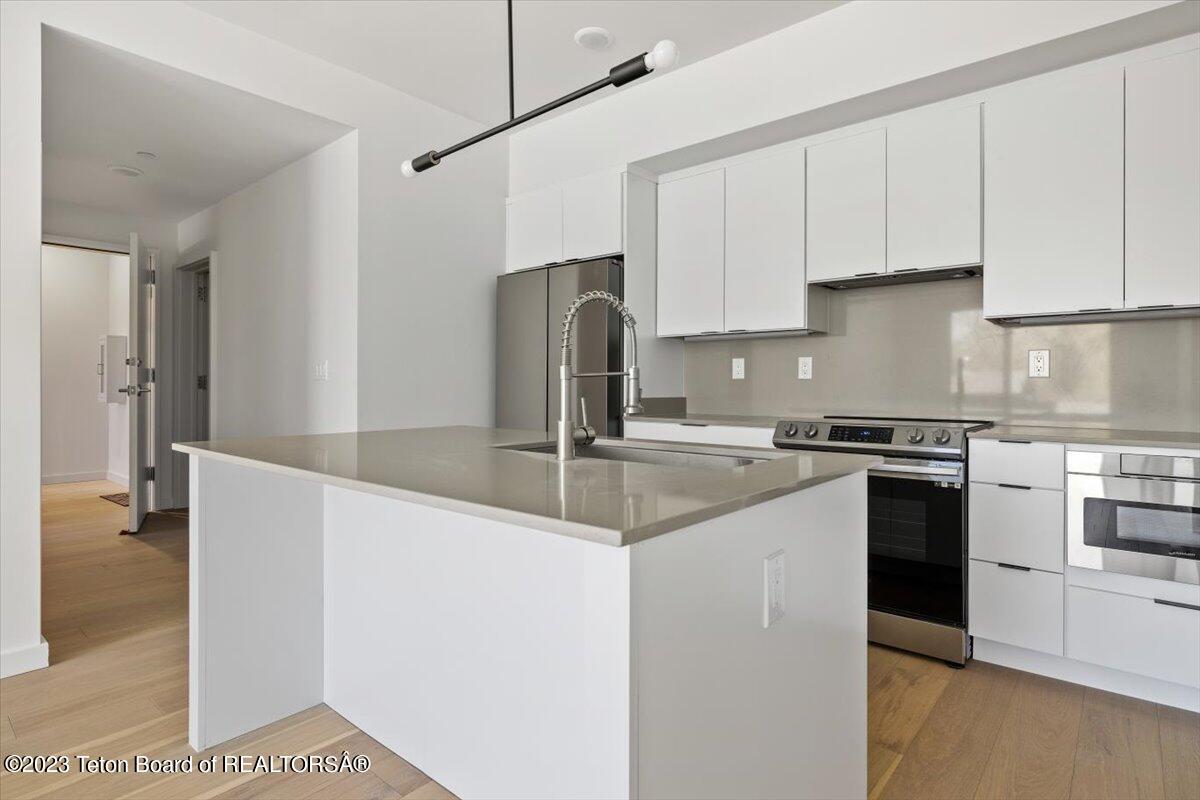 440 W KELLY Avenue, 4