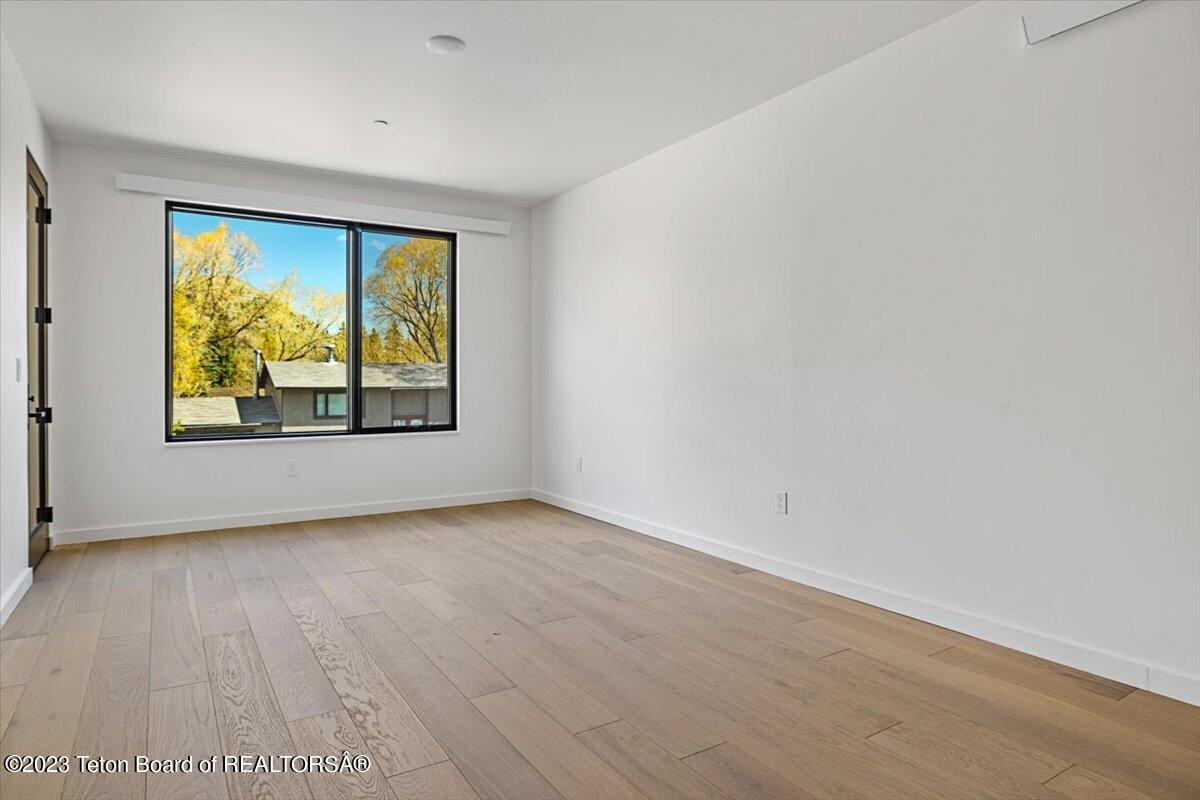 440 W KELLY Avenue, 4