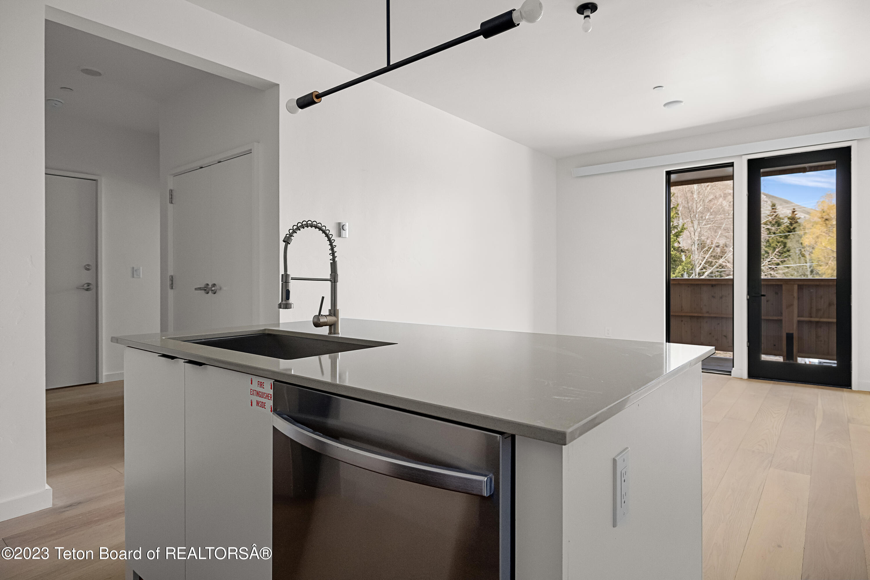 440 W KELLY Avenue, 8