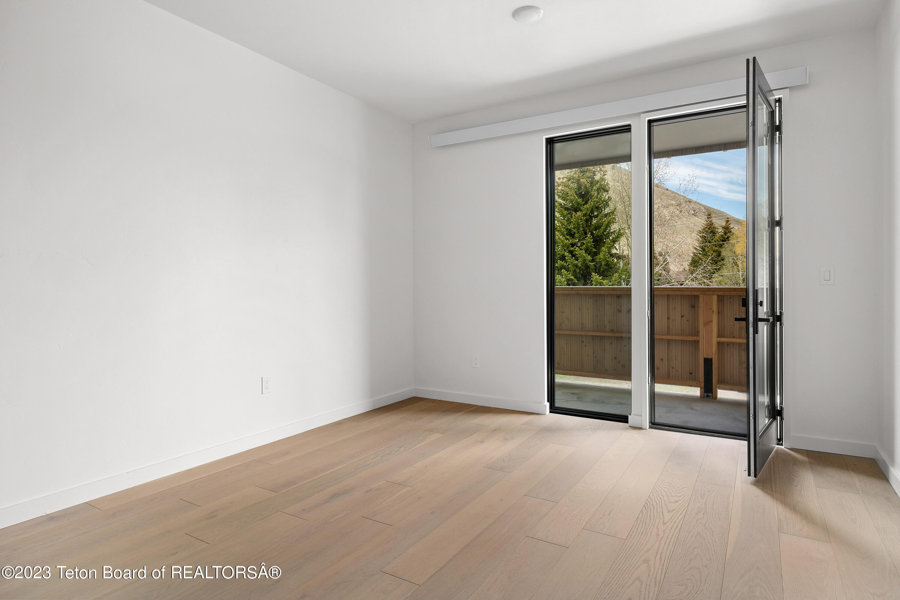 440 W KELLY Avenue, 8