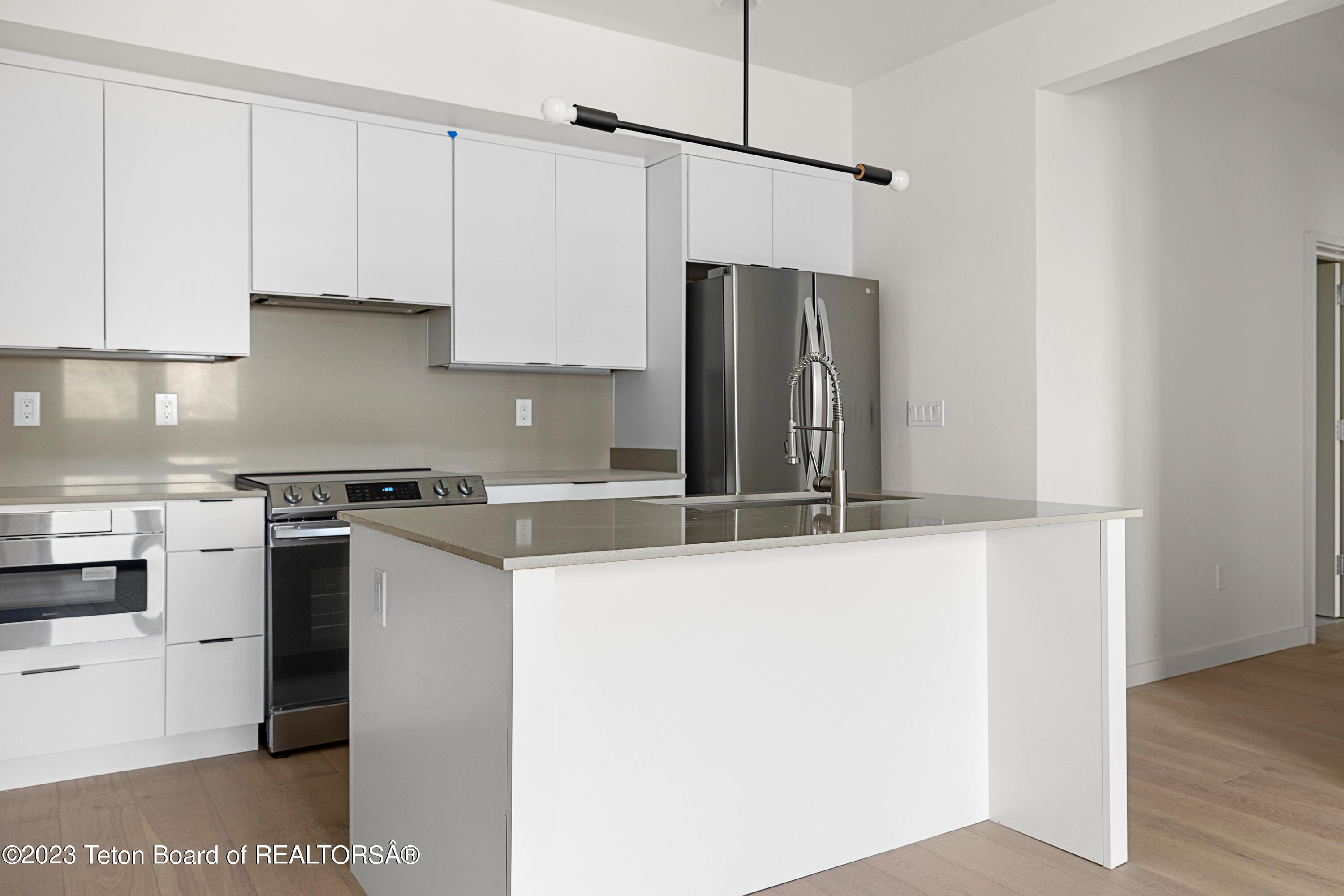 440 W KELLY Avenue, 8