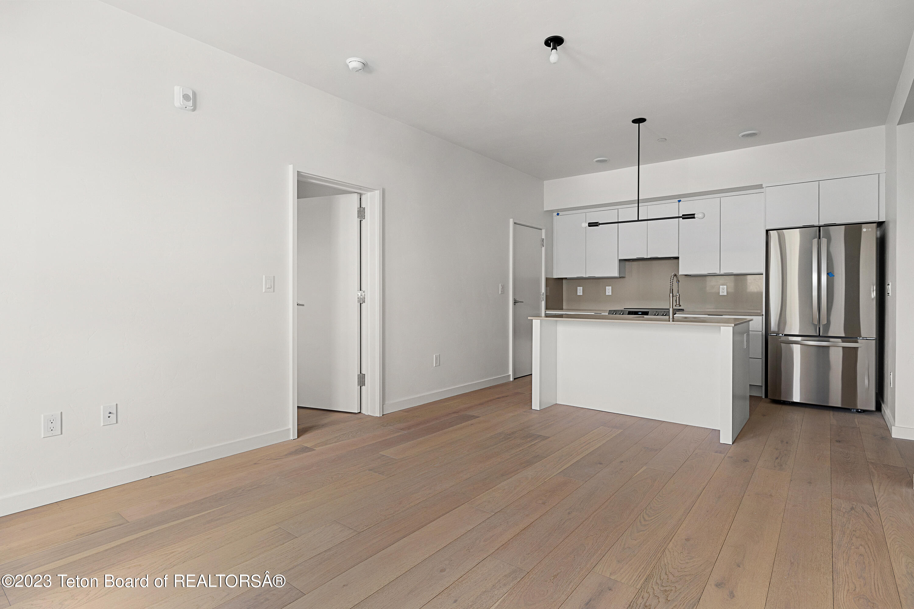 440 W KELLY Avenue, 8