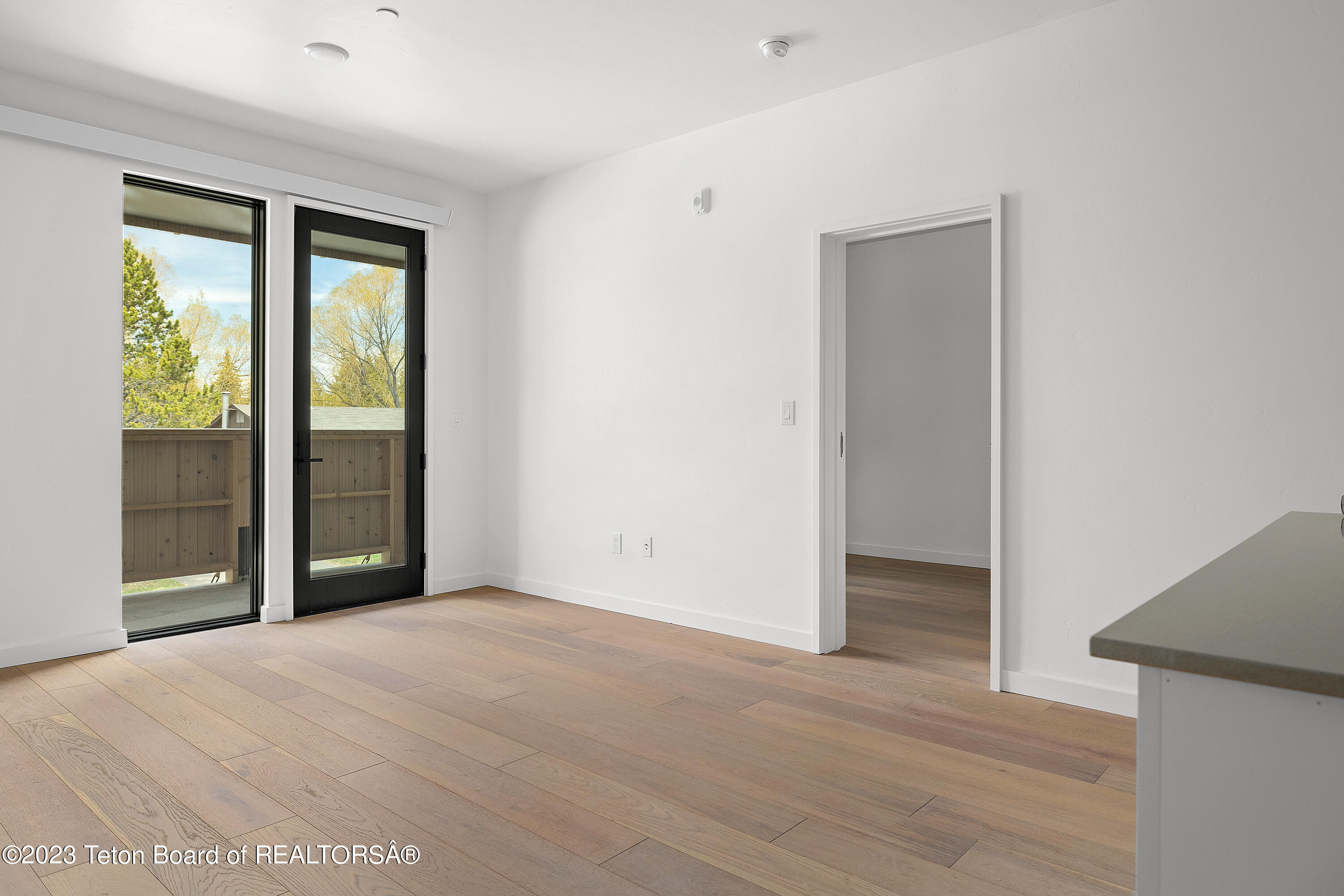 440 W KELLY Avenue, 8