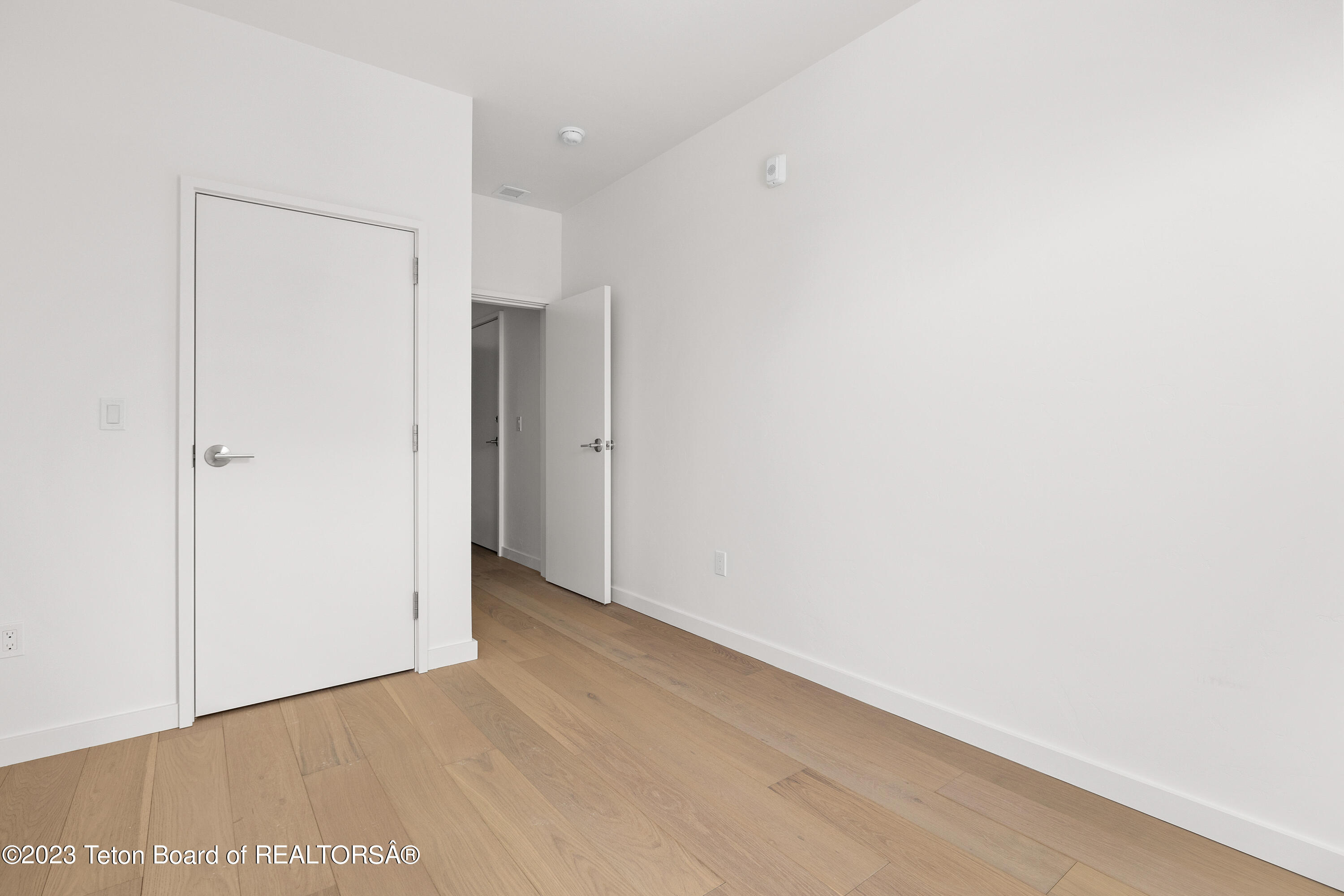 440 W KELLY Avenue, 8