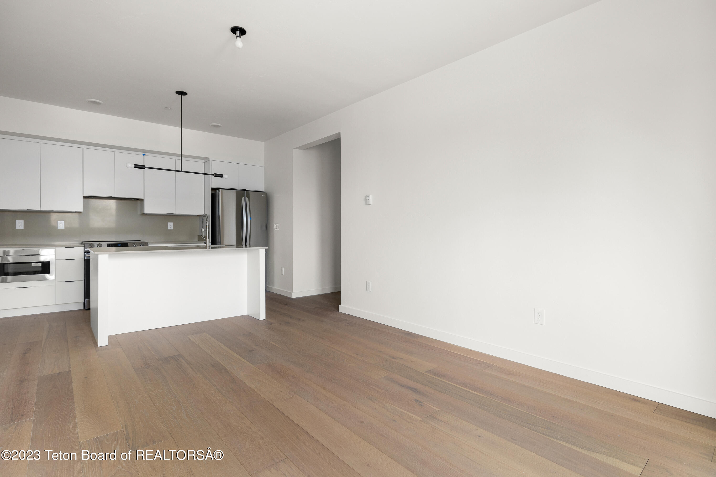 440 W KELLY Avenue, 8