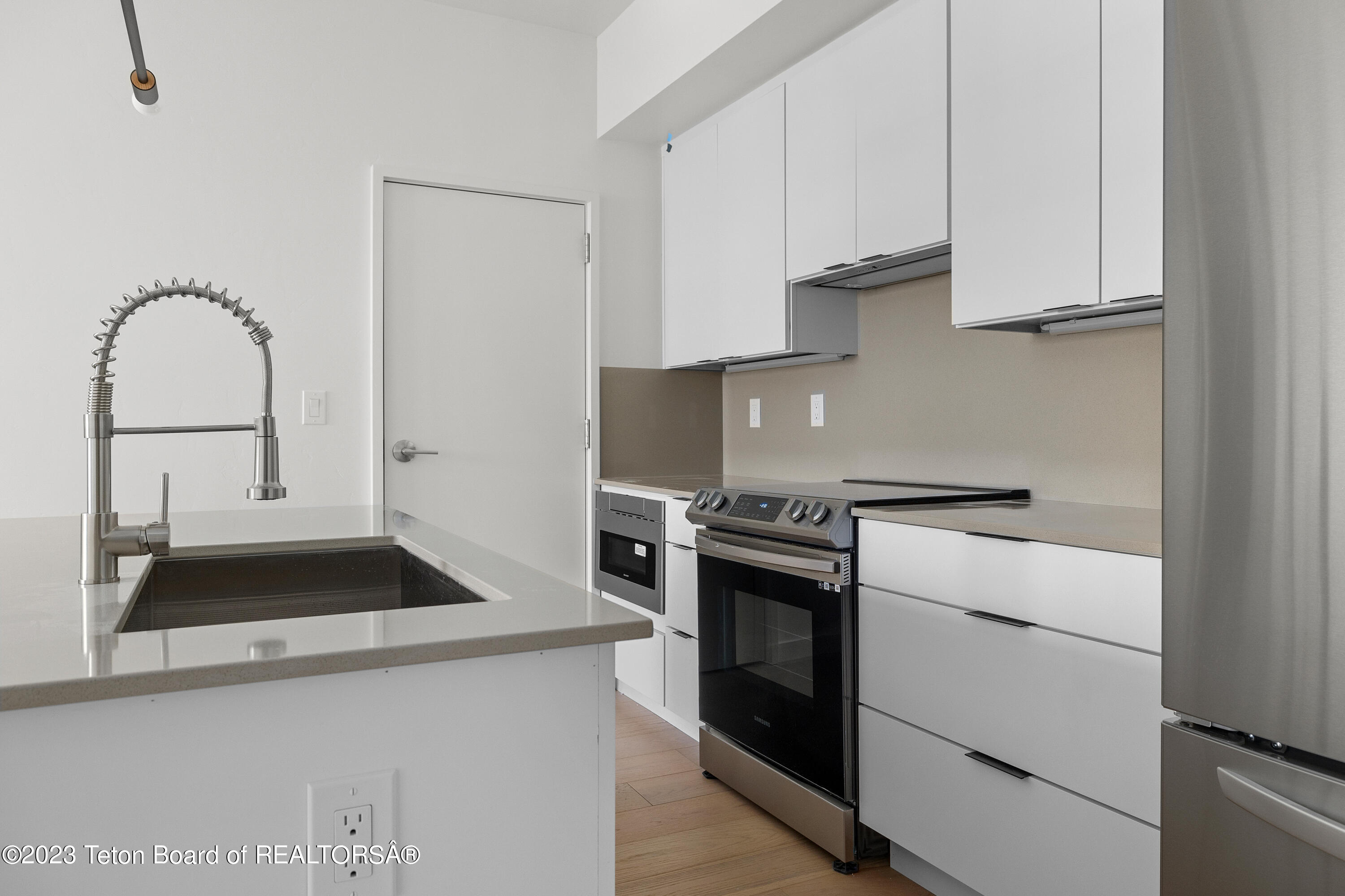 440 W KELLY Avenue, 8