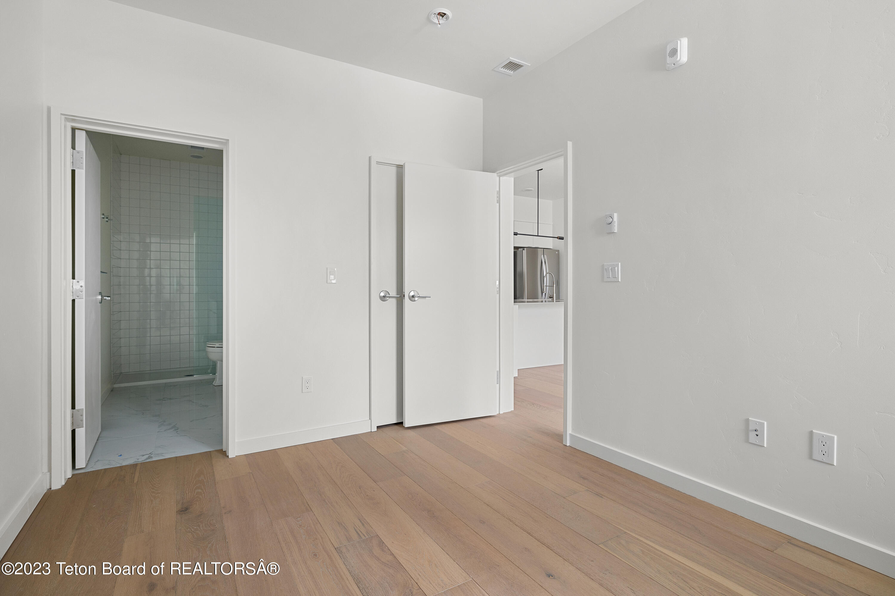 440 W KELLY Avenue, 8