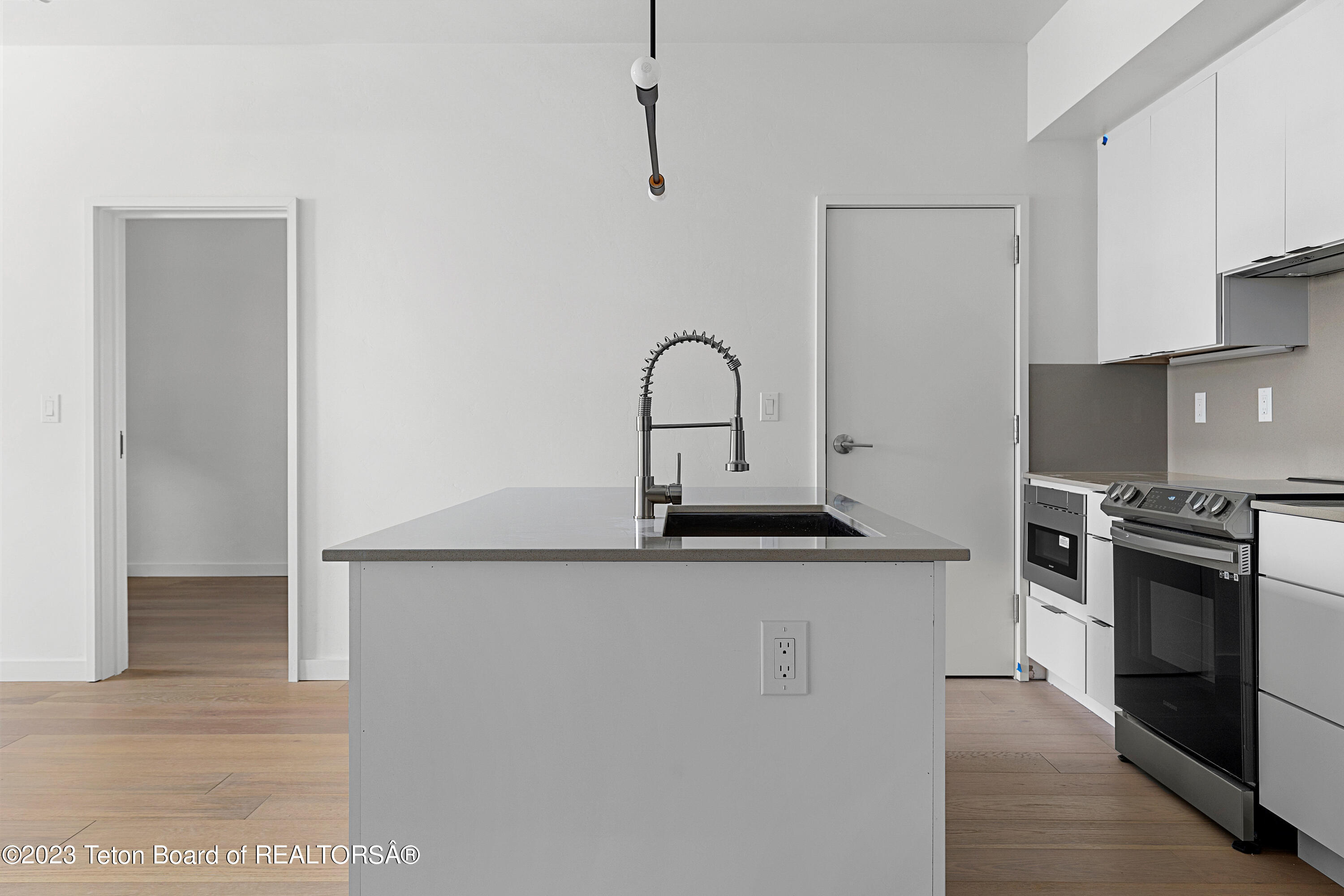 440 W KELLY Avenue, 8