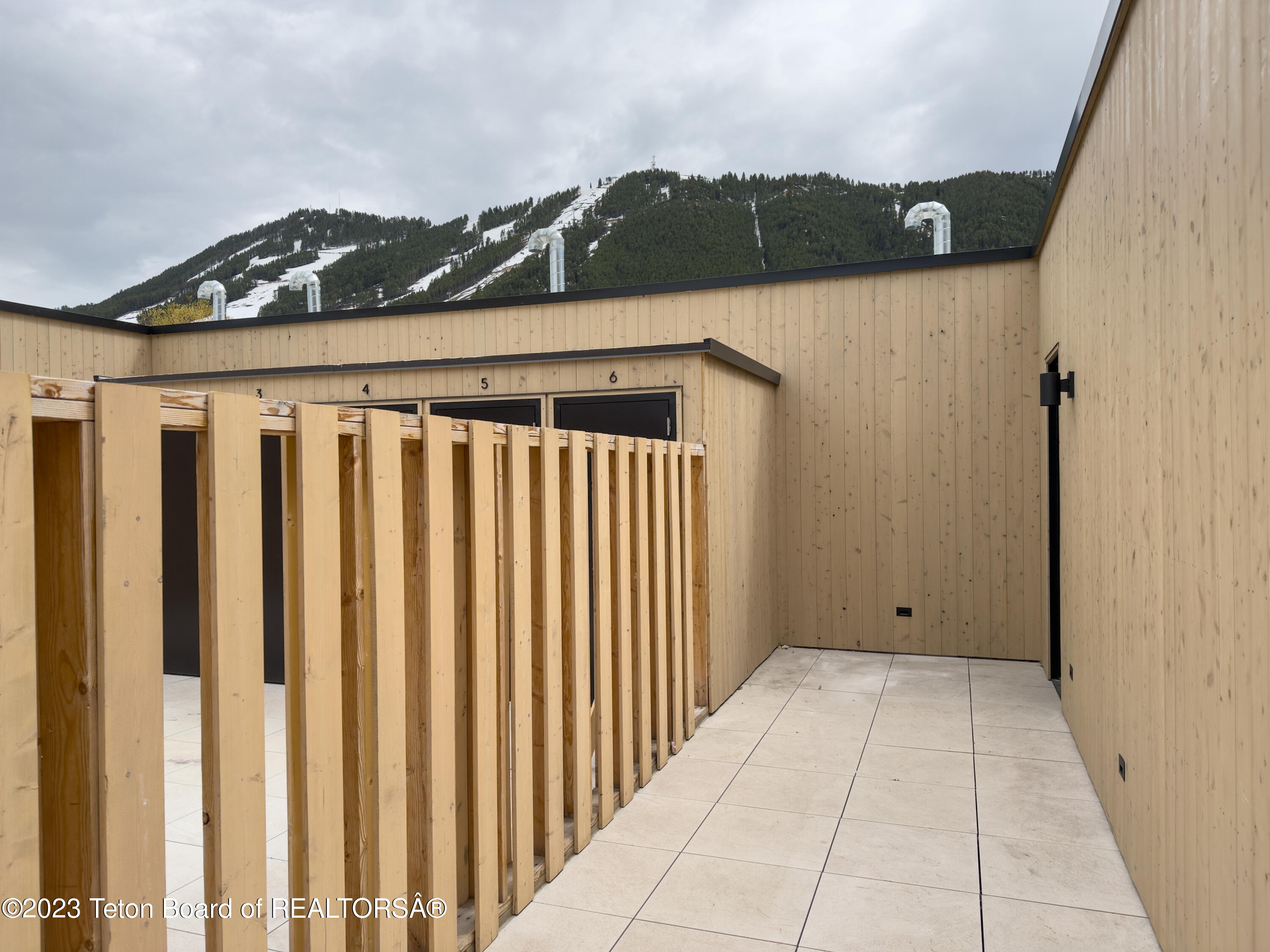 440 W KELLY Avenue, 11