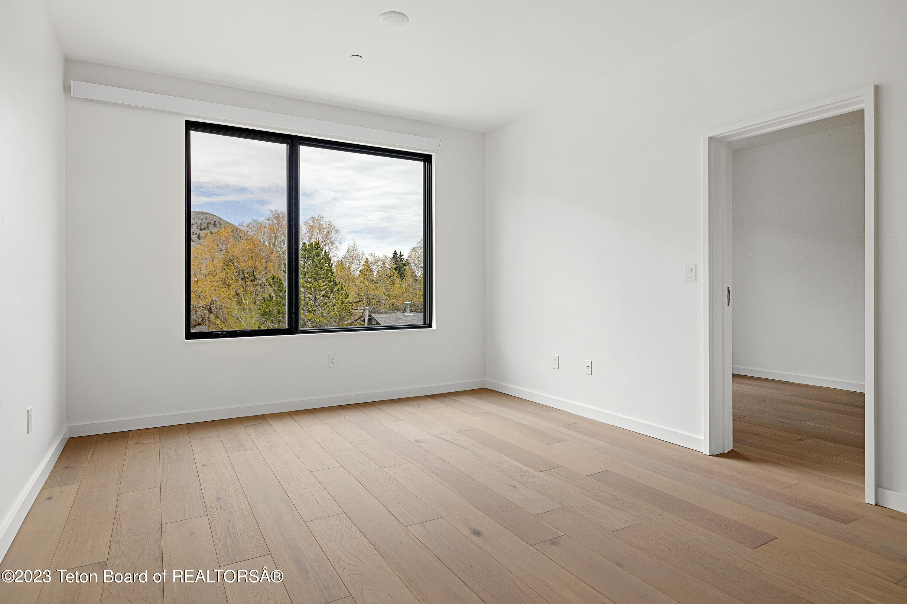 440 W KELLY Avenue, 11