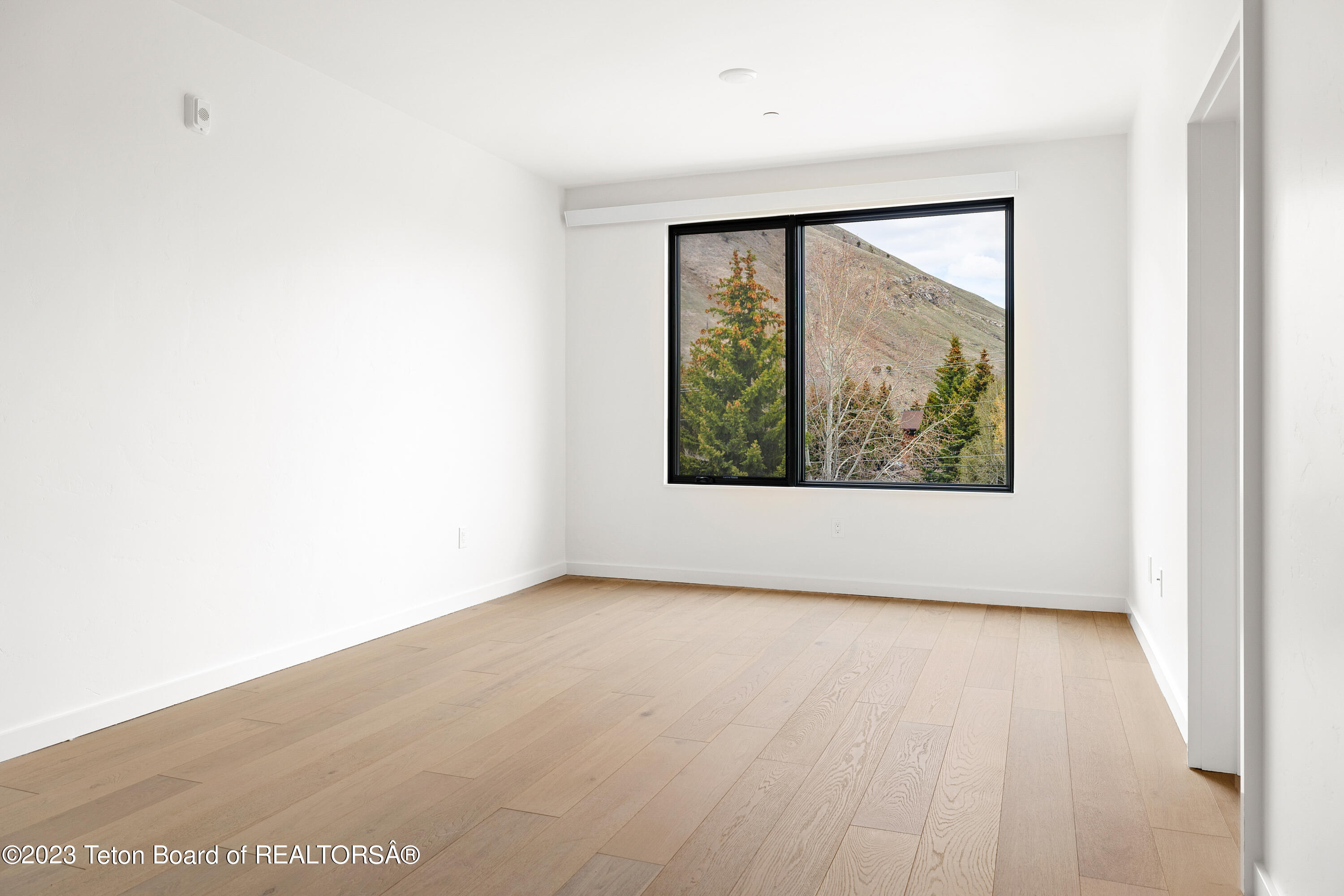 440 W KELLY Avenue, 11