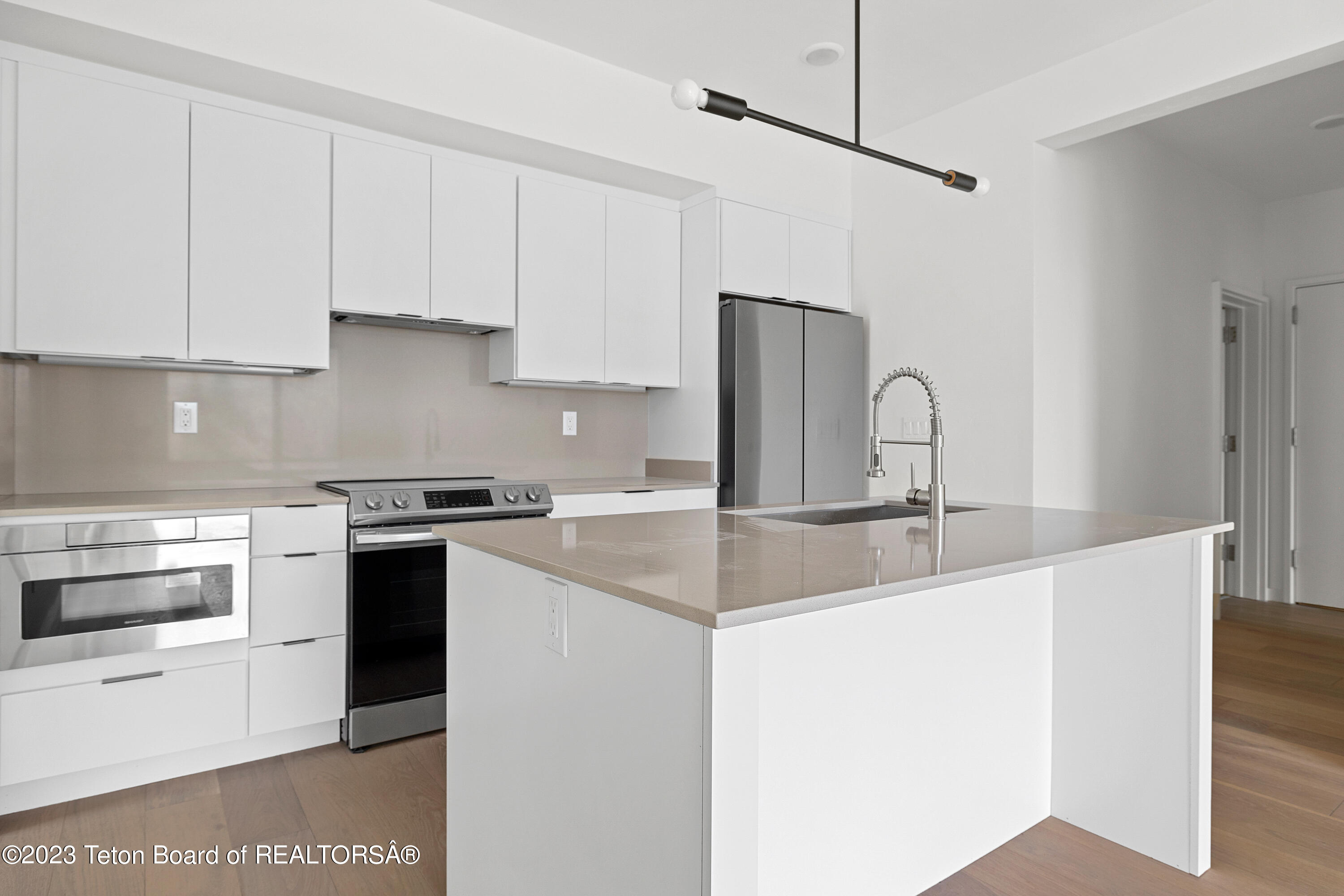 440 W KELLY Avenue, 11