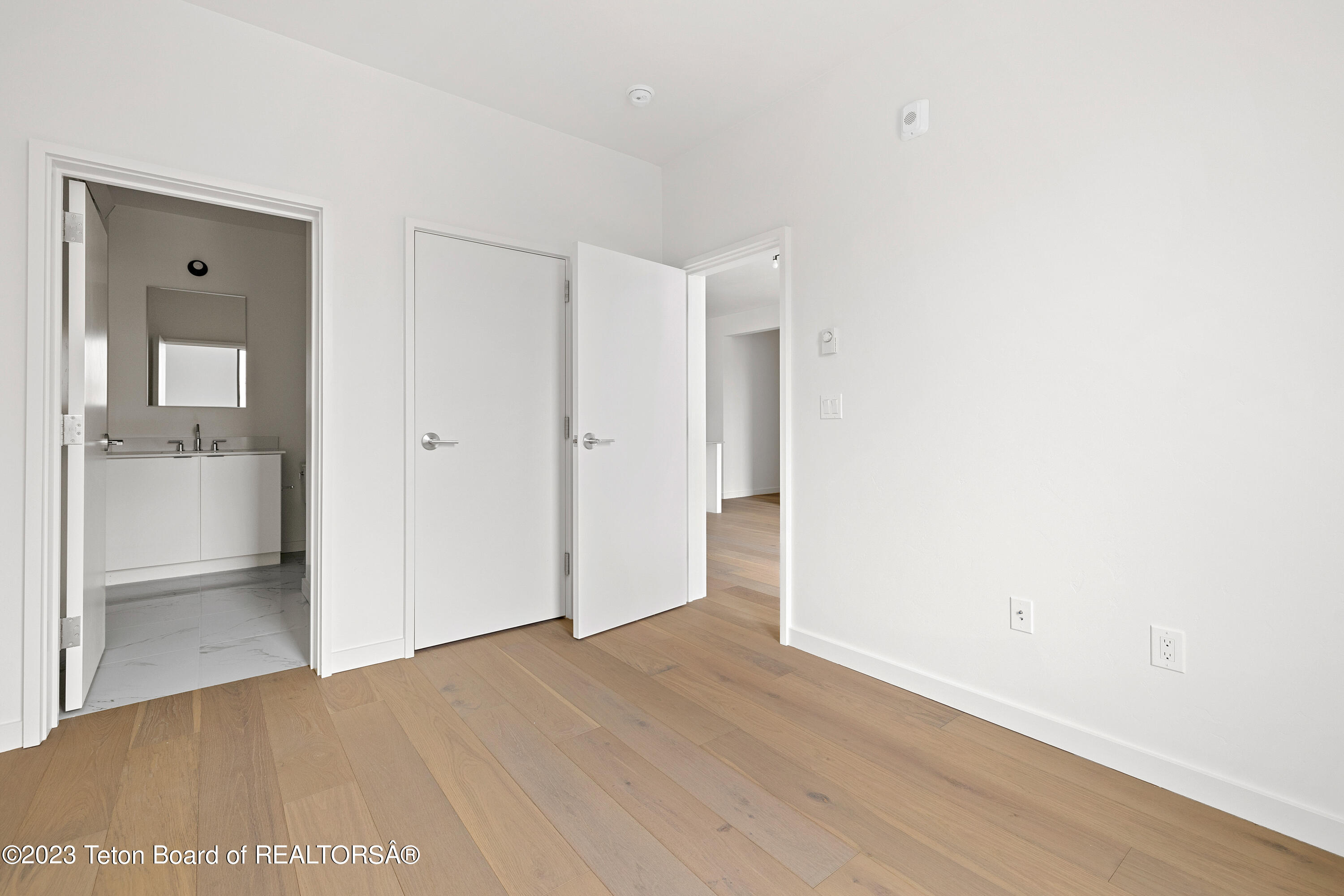 440 W KELLY Avenue, 11