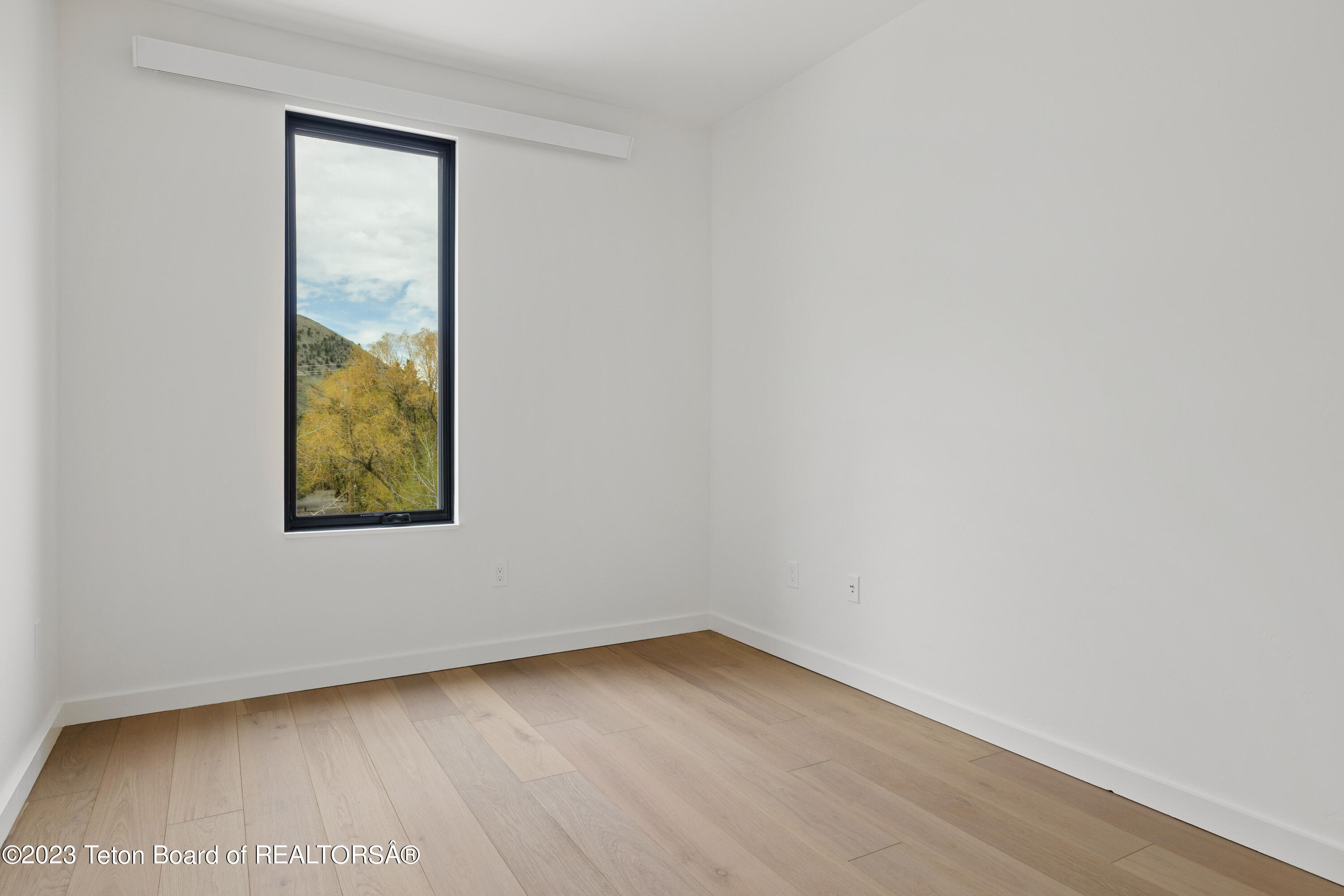 440 W KELLY Avenue, 11