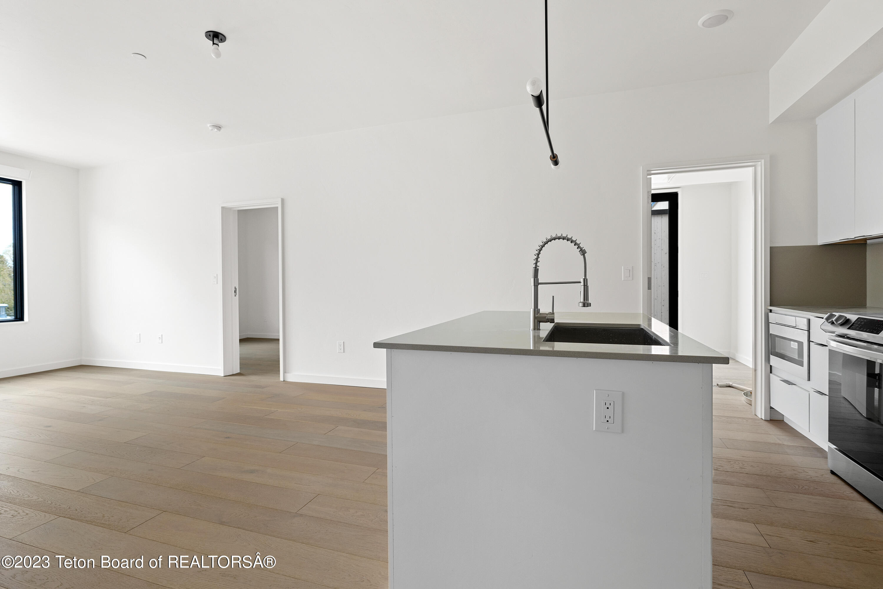 440 W KELLY Avenue, 11