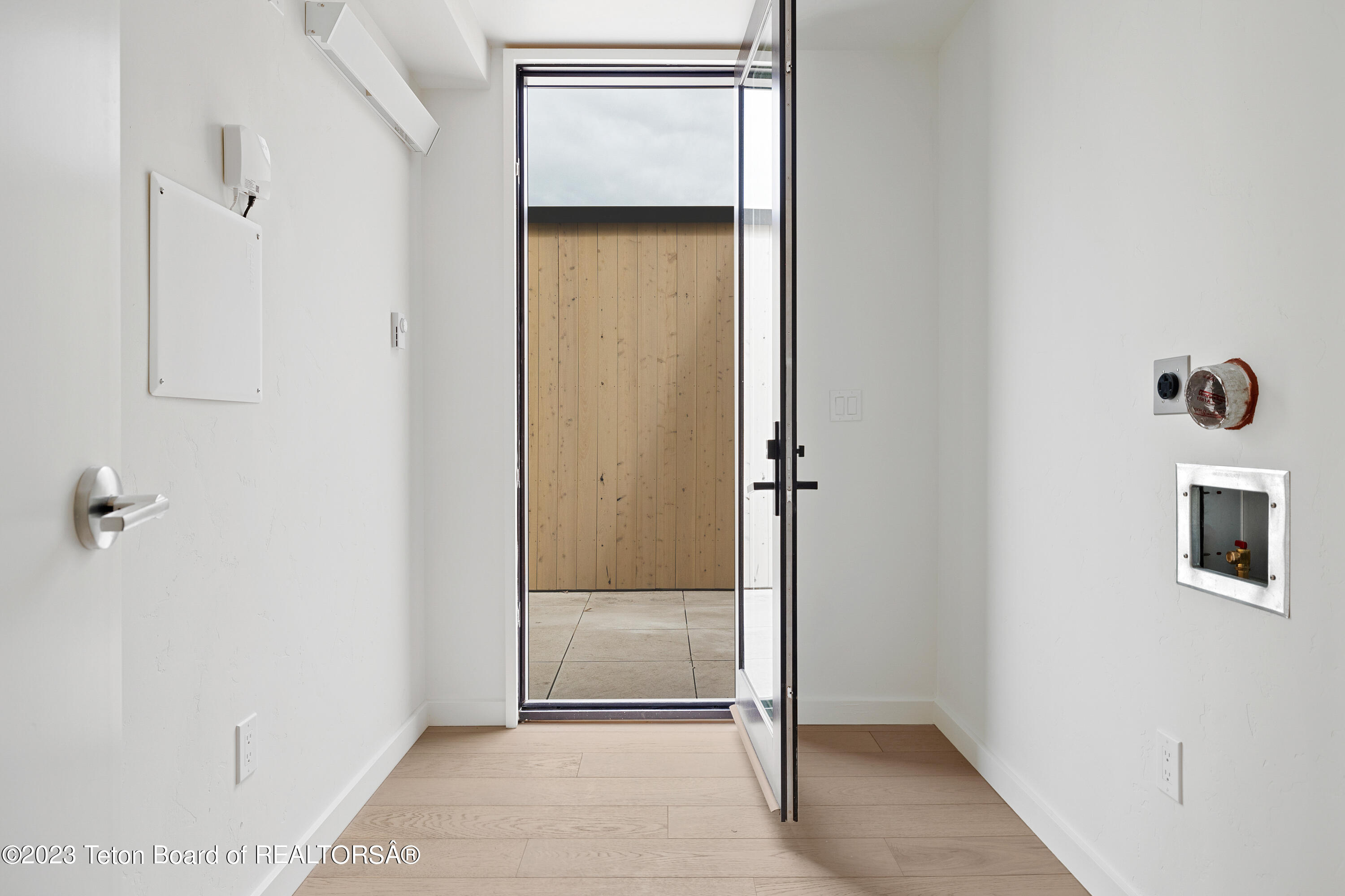 440 W KELLY Avenue, 11