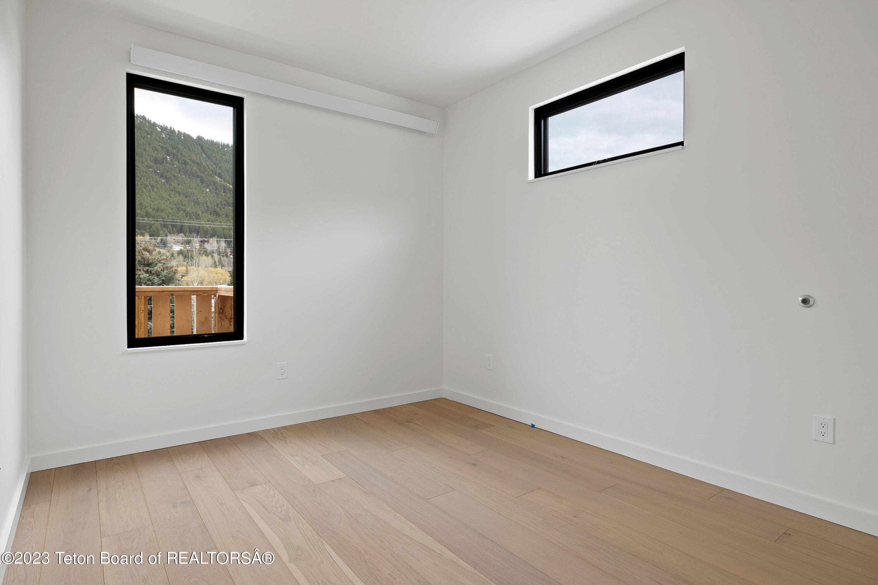 440 W KELLY Avenue, 12