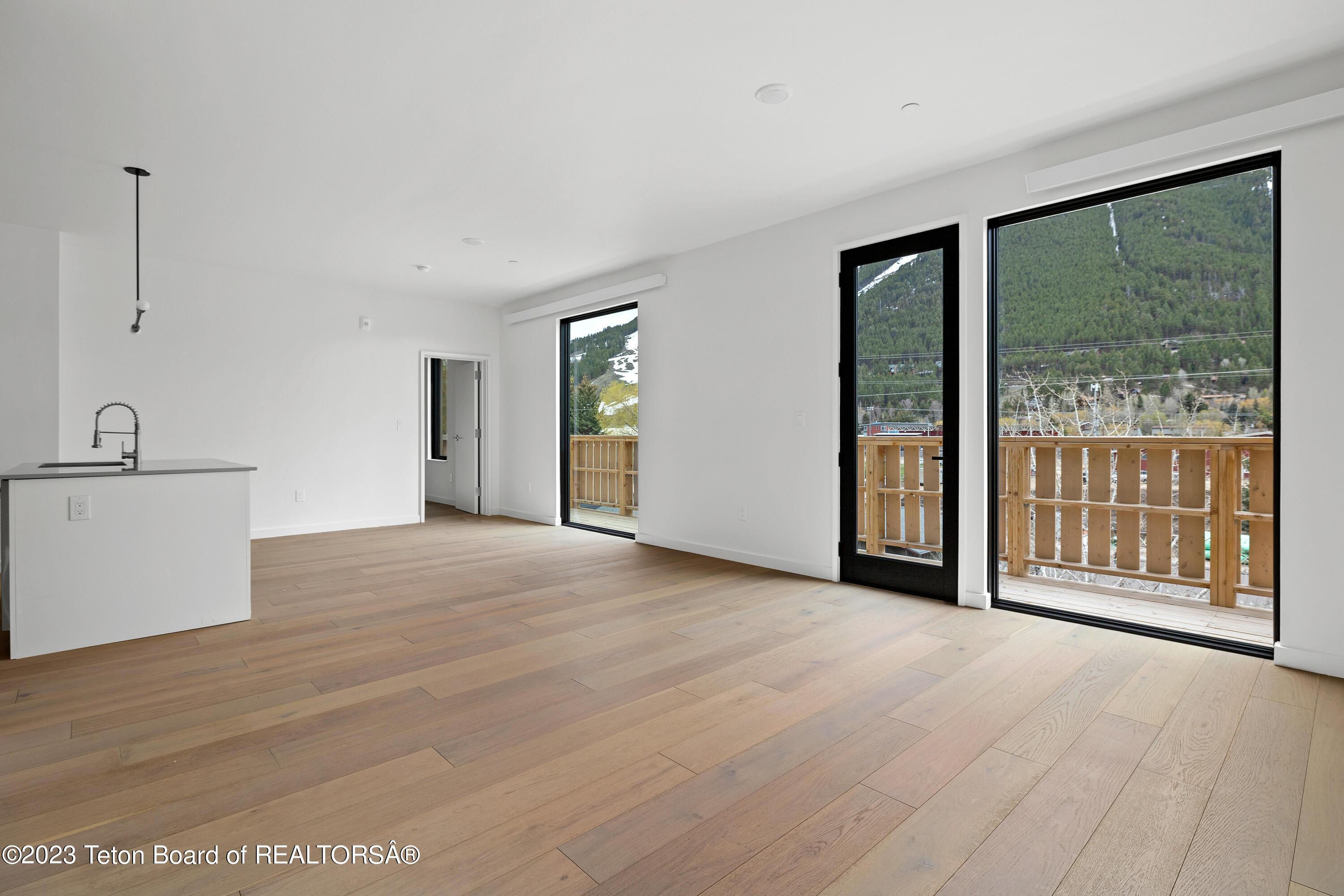 440 W KELLY Avenue, 12